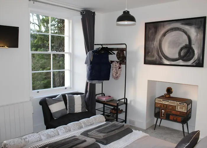 *Hidden Gem* Stylish Apartment* Walk To Beach