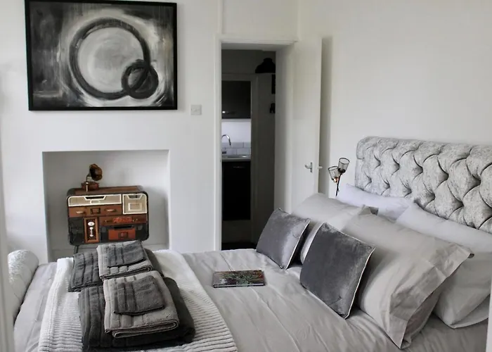 *Hidden Gem* Stylish Apartment* Walk To Beach
