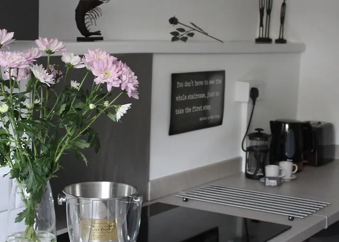 *Hidden Gem* Stylish Apartment* Walk To Beach